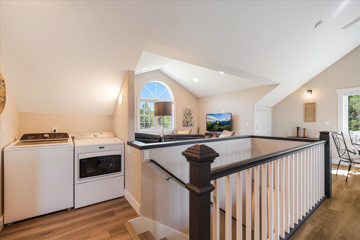 Country Setting - Private Upper-Level Unit - 8 min to Costco - Photo 3