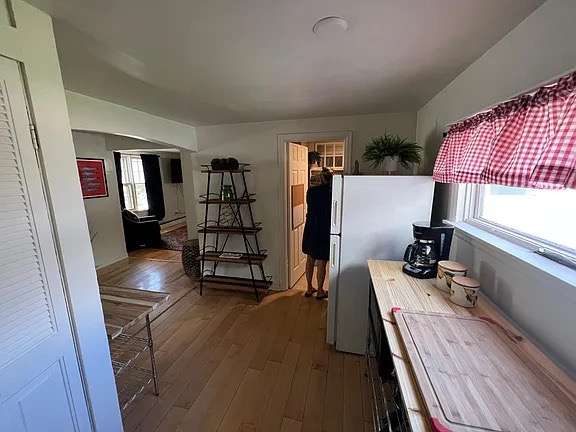 Spacious One Bedroom - Photo 4