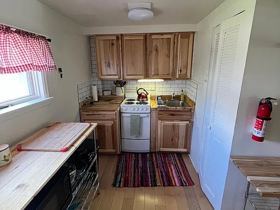 Spacious One Bedroom - Photo 5