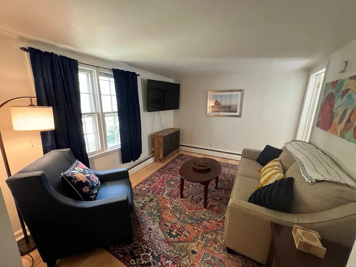 Spacious One Bedroom - Photo 10