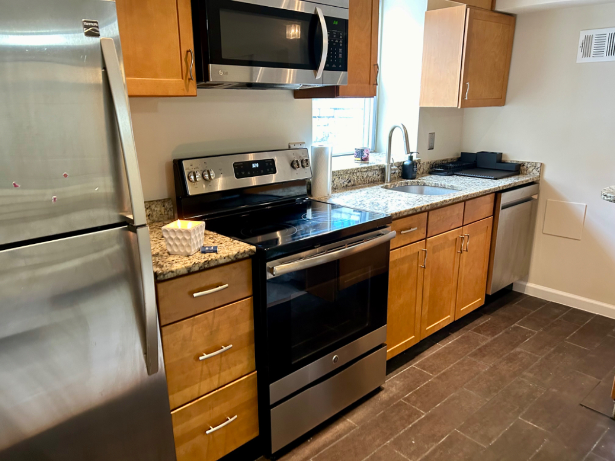 One Bedroom & Den in Walkable, Charming, DC Neighborhood - Near Union Market, Capitol Hill, Washingt - Photo 1