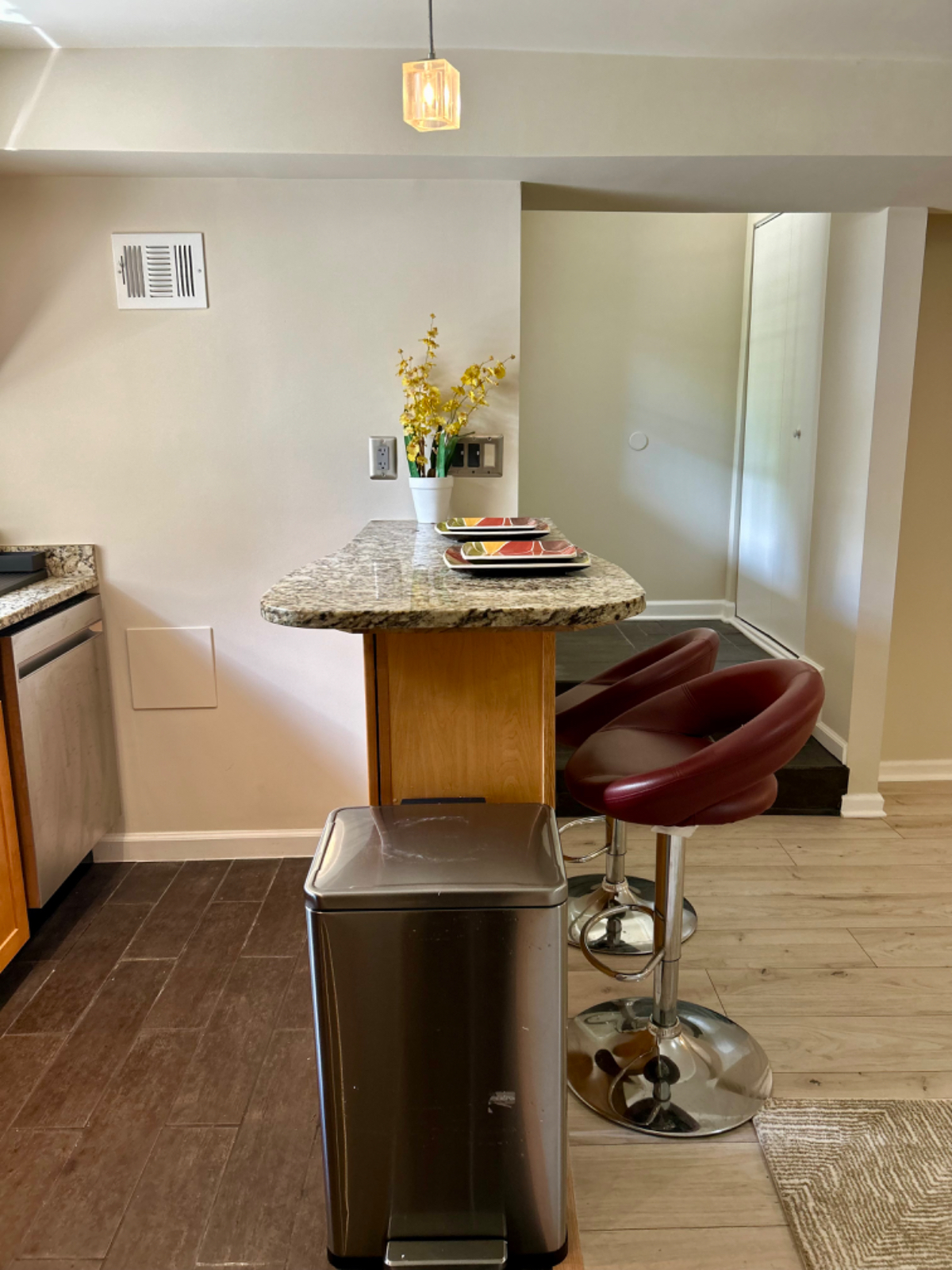 One Bedroom & Den in Walkable, Charming, DC Neighborhood - Near Union Market, Capitol Hill, Washingt - Photo 2