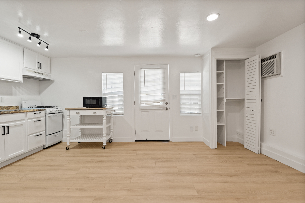Studio Bankers Hill close to Downtown - NEWLY REMODELED AND FURNISHED - Photo 6