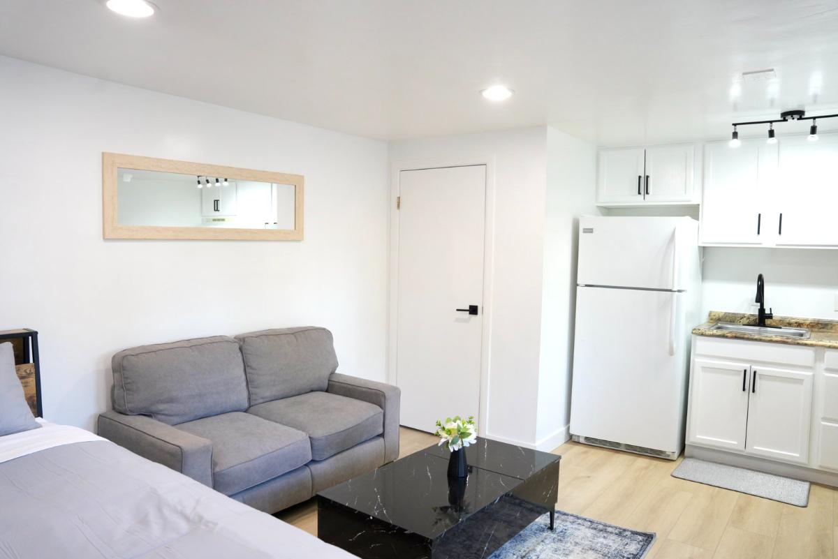 Studio Bankers Hill close to Downtown - NEWLY REMODELED AND FURNISHED - Photo 3