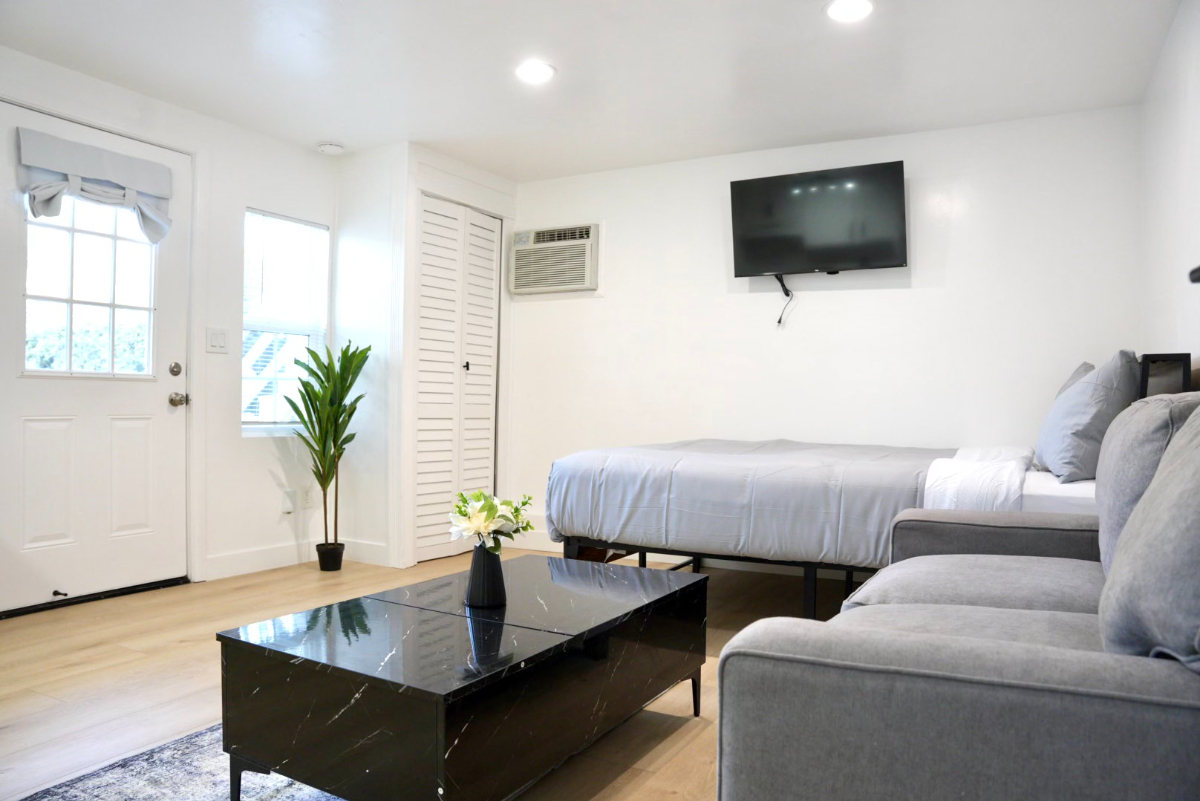 Studio Bankers Hill close to Downtown - NEWLY REMODELED AND FURNISHED - Photo 2