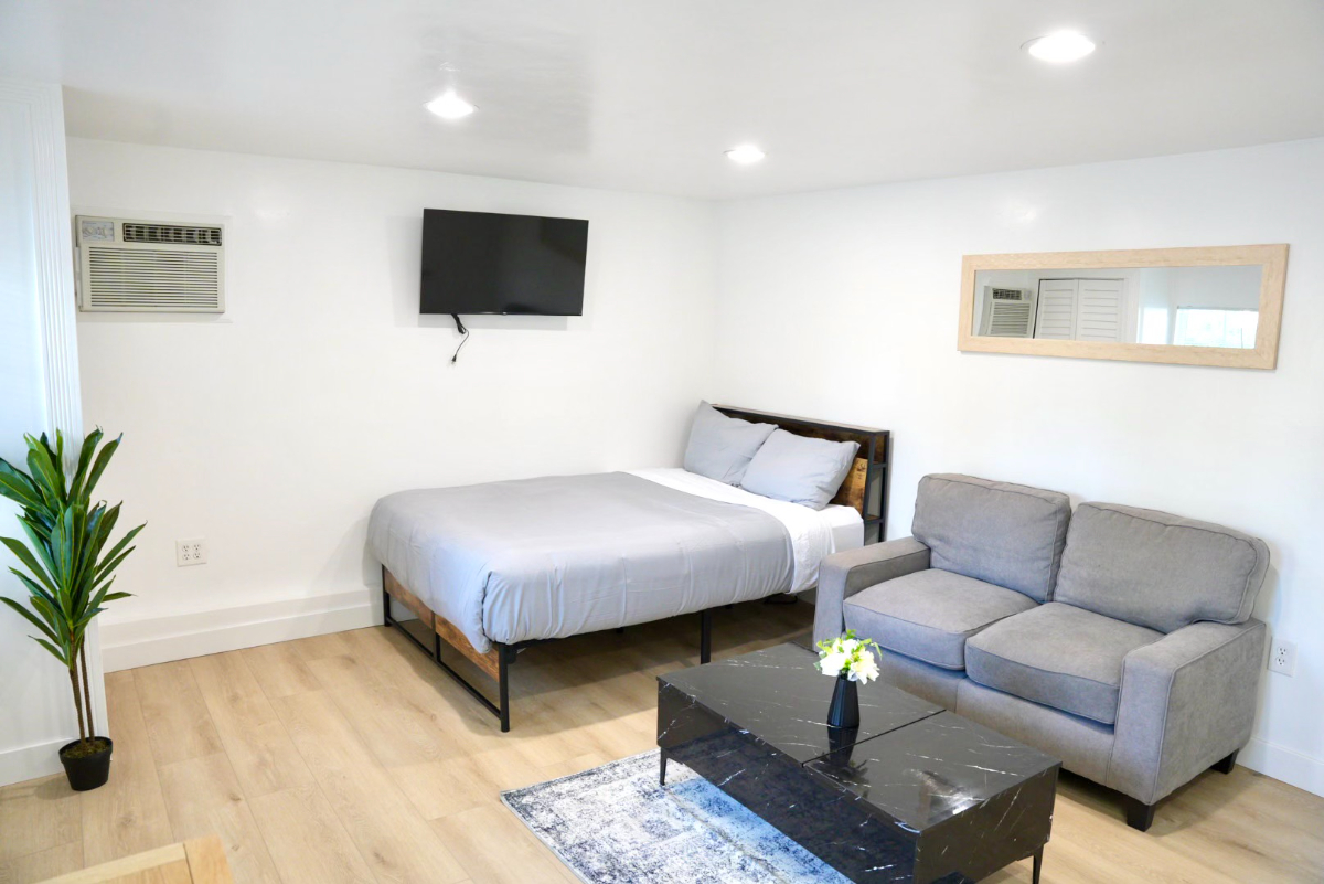 Studio Bankers Hill close to Downtown - NEWLY REMODELED AND FURNISHED - Photo 1