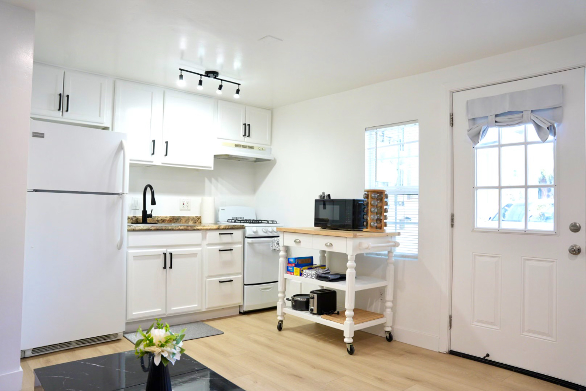 Studio Bankers Hill close to Downtown - NEWLY REMODELED AND FURNISHED - Photo 4
