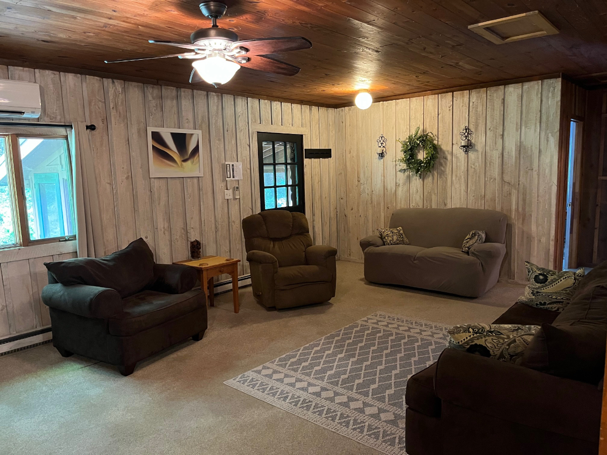 Cozy woodland 4 Bedroom House - Photo 8