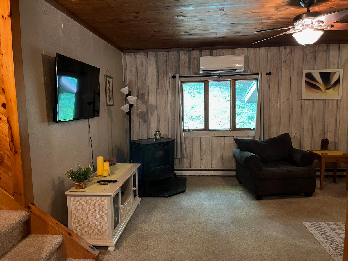 Cozy woodland 4 Bedroom House - Photo 9