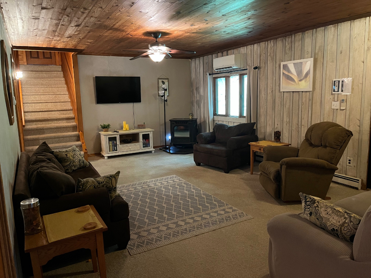 Cozy woodland 4 Bedroom House - Photo 7