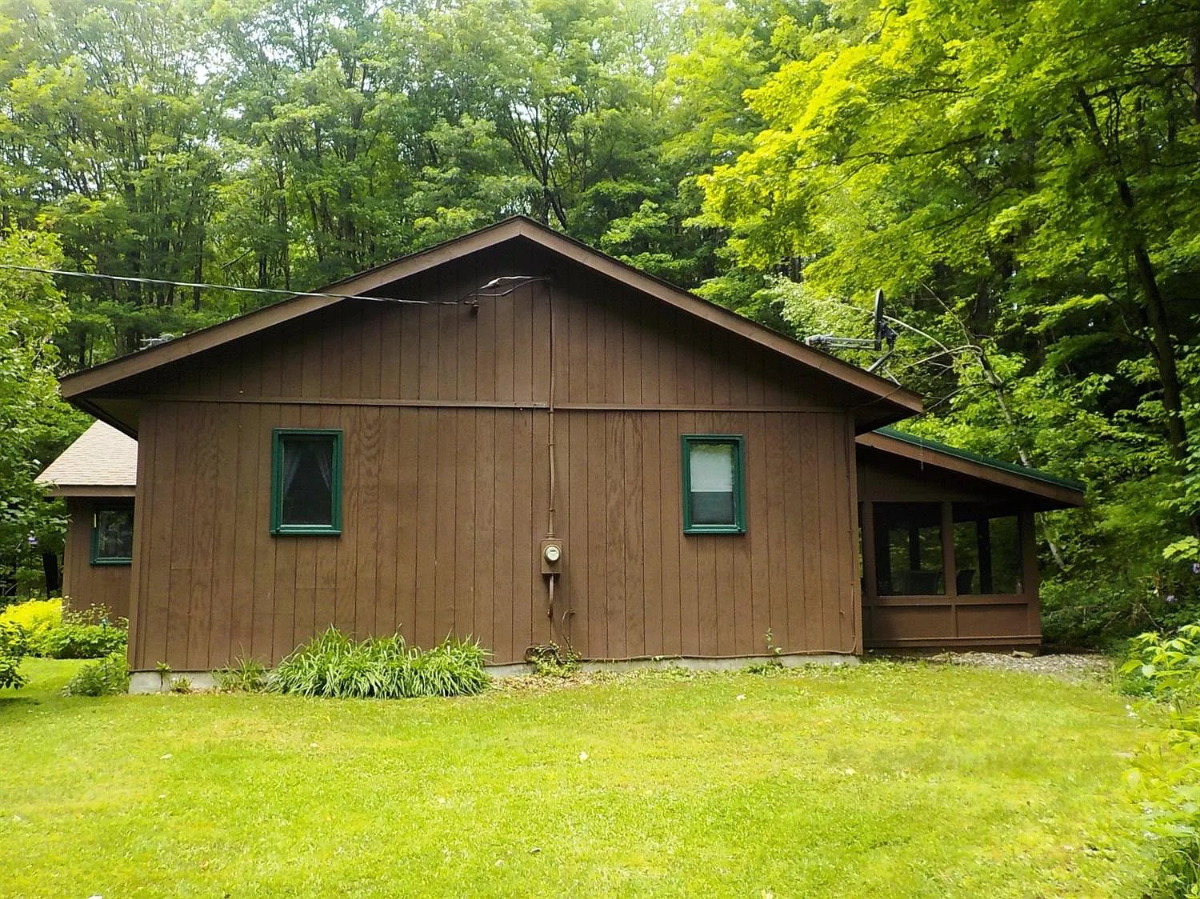 Cozy woodland 4 Bedroom House - Photo 2