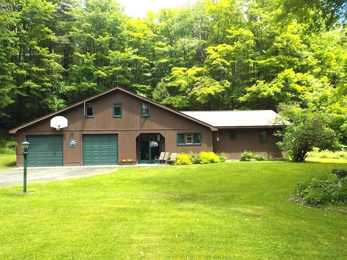 Cozy woodland 4 Bedroom House - Photo 1