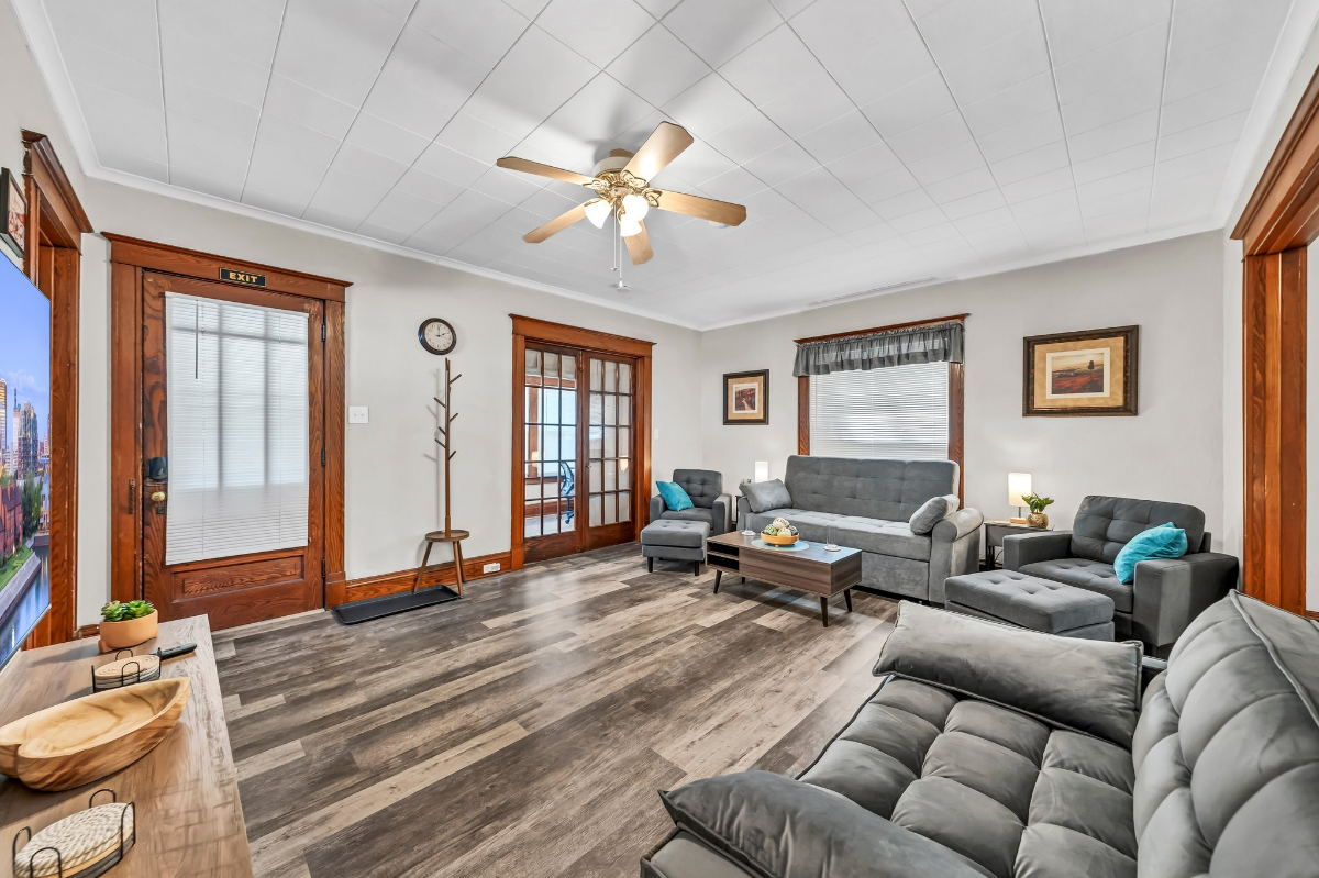 Maple House - Charming Two-Bedroom Home with Prime Niagara Falls Location - Photo 3