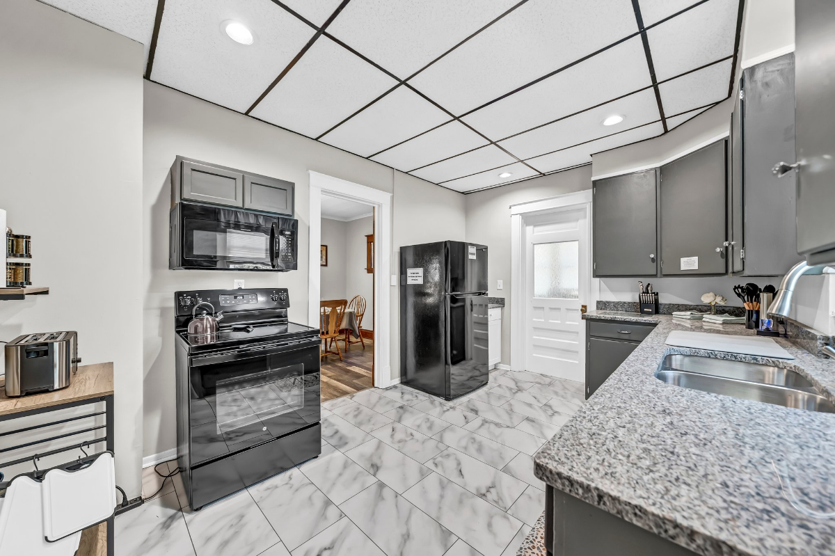 Maple House - Charming Two-Bedroom Home with Prime Niagara Falls Location - Photo 11