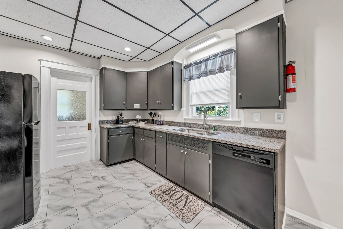 Maple House - Charming Two-Bedroom Home with Prime Niagara Falls Location - Photo 10