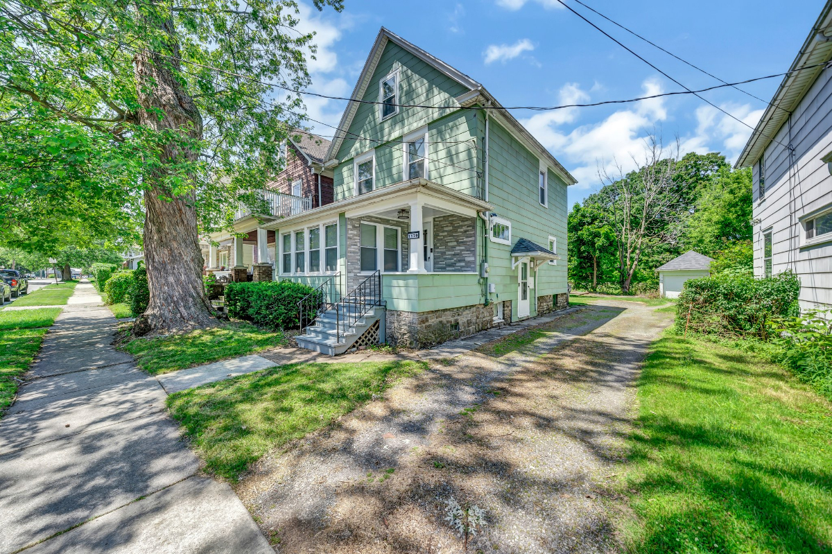 Maple House - Charming Two-Bedroom Home with Prime Niagara Falls Location - Photo 2