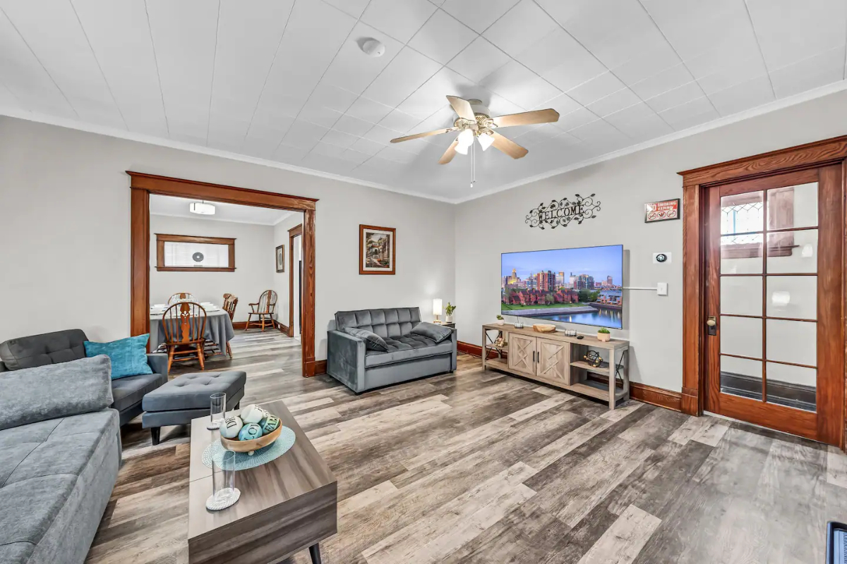 Maple House - Charming Two-Bedroom Home with Prime Niagara Falls Location - Photo 4