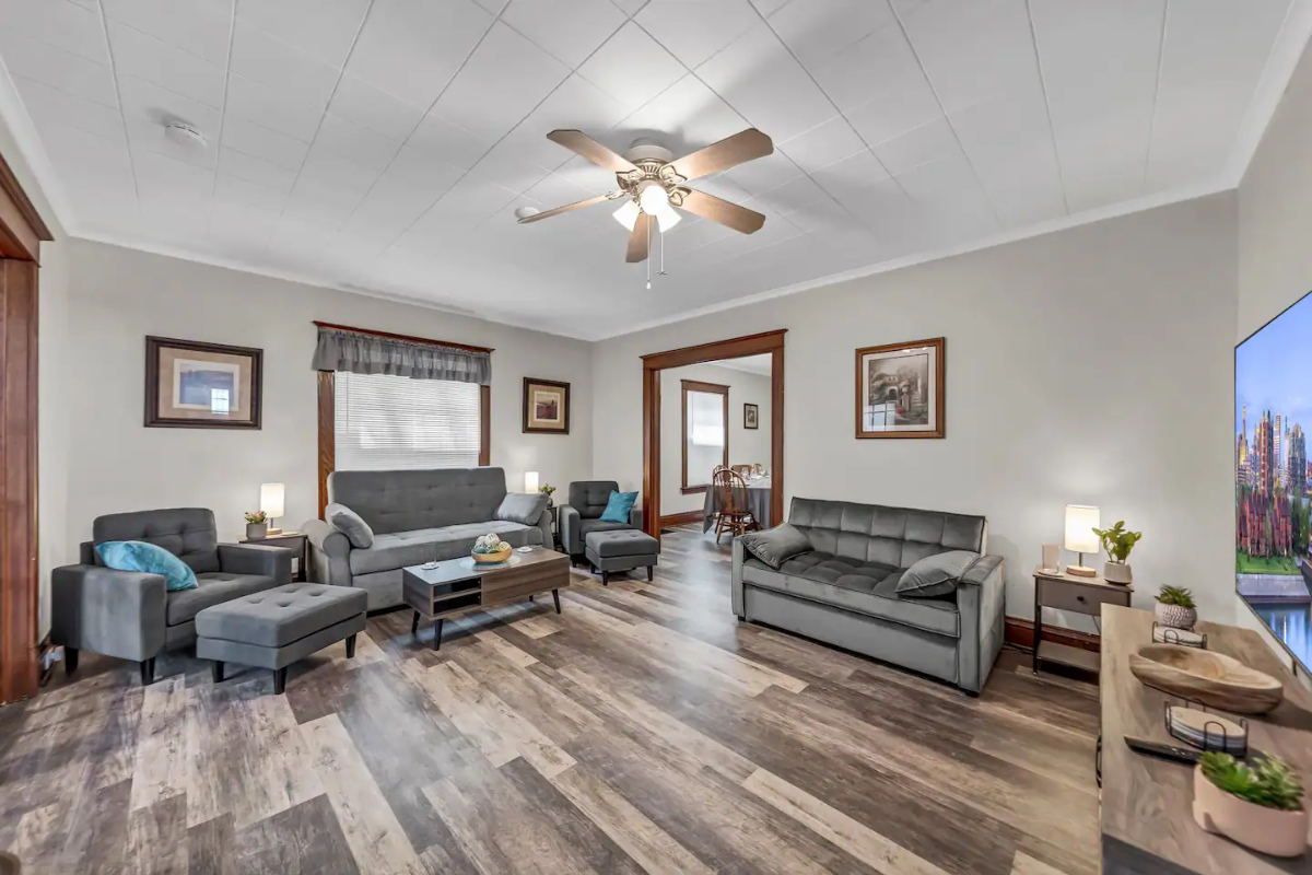Maple House - Charming Two-Bedroom Home with Prime Niagara Falls Location - Photo 5