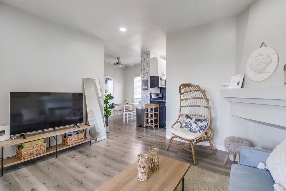 2 Bedroom Cozy Coastal in Hillcrest - Photo 3