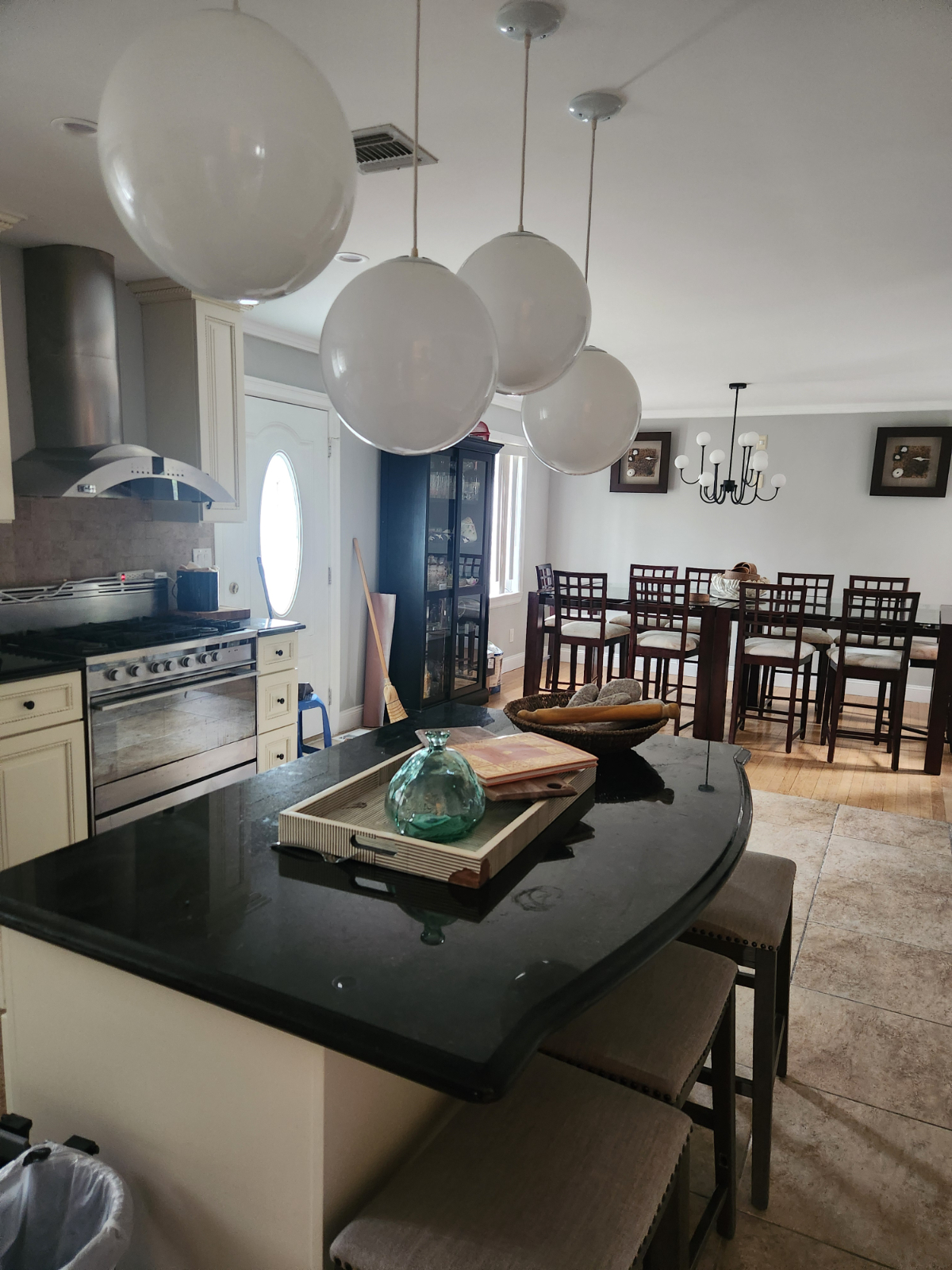 Elegant & Spacious Sanctuary Stunning 3-Story Home with 4 Bedrooms & 4.5 Bathrooms - Perfectly Posit - Photo 3