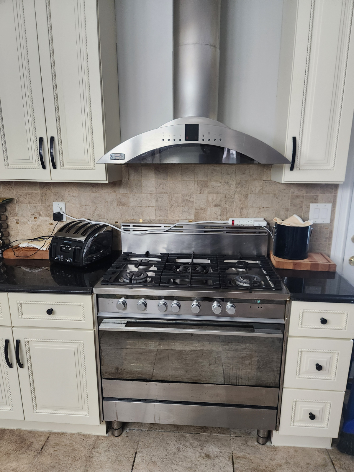 Elegant & Spacious Sanctuary Stunning 3-Story Home with 4 Bedrooms & 4.5 Bathrooms - Perfectly Posit - Photo 4