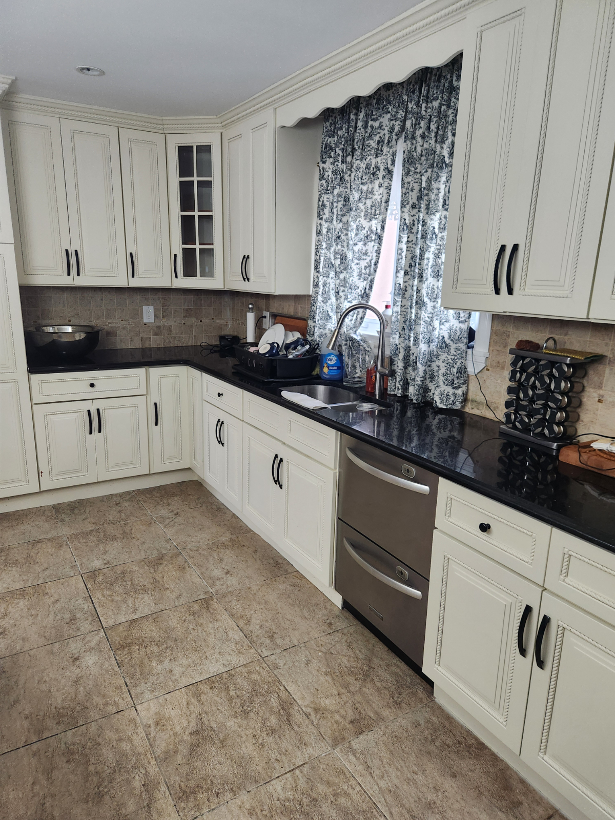 Elegant & Spacious Sanctuary Stunning 3-Story Home with 4 Bedrooms & 4.5 Bathrooms - Perfectly Posit - Photo 5
