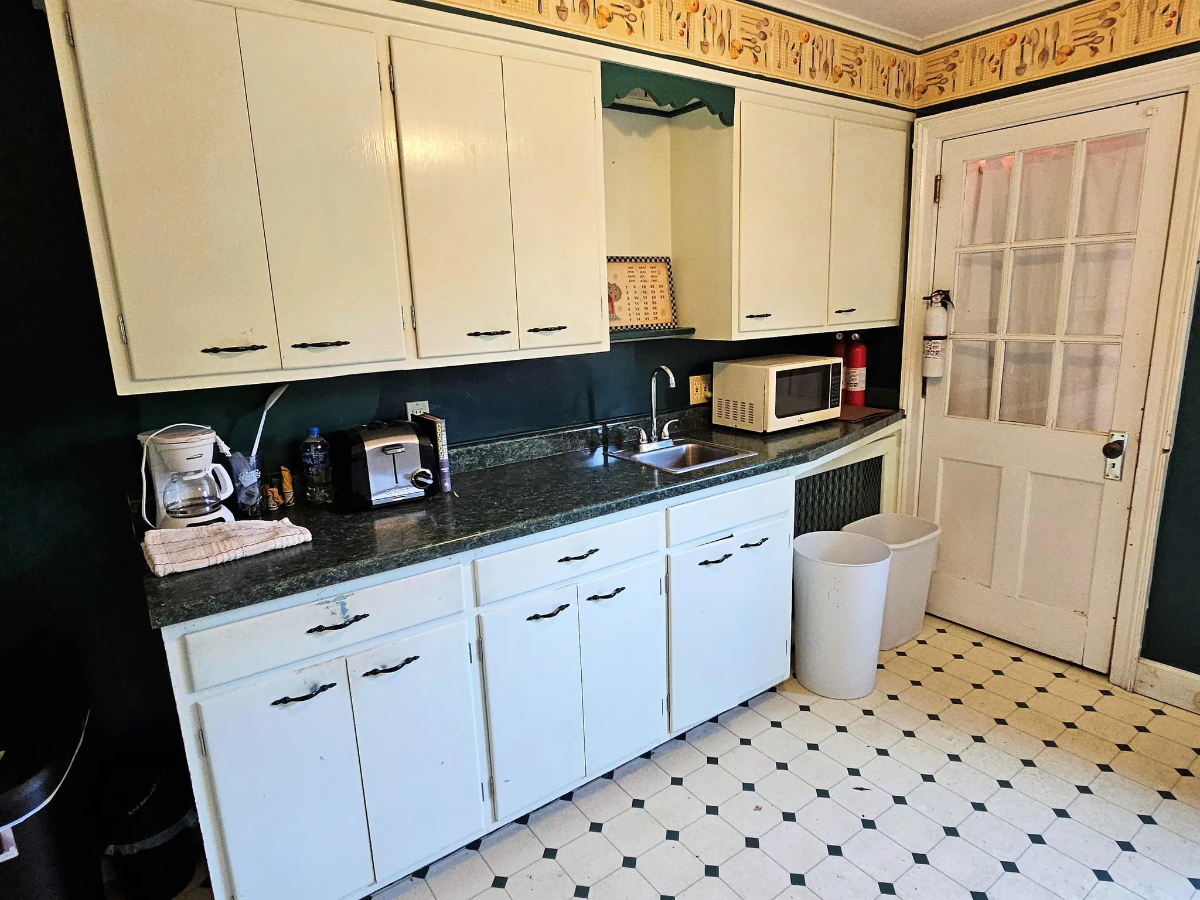 Charming Brick House with Mountain Views and Proximity to Downtown - Photo 1