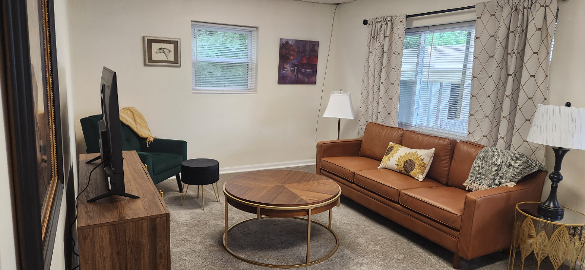 Peaceful 2BR Downstairs Duplex Unit - Pet-Friendly & Centrally Located - Photo 2