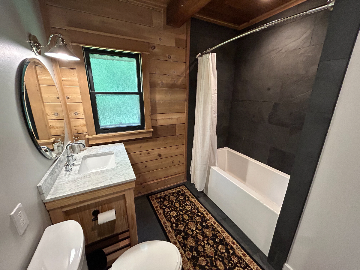 Private Stowe chalet near skiing and town - Photo 12