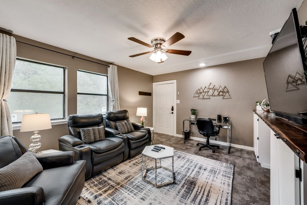 Stylish 1BD/1BA - Condo-HWY161/183-DFW South-I63