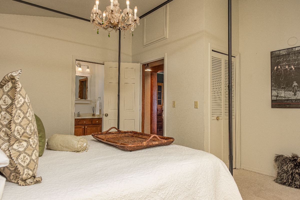 Idyllic Downtown Designer Gem in the Heart of Bend - Photo 4