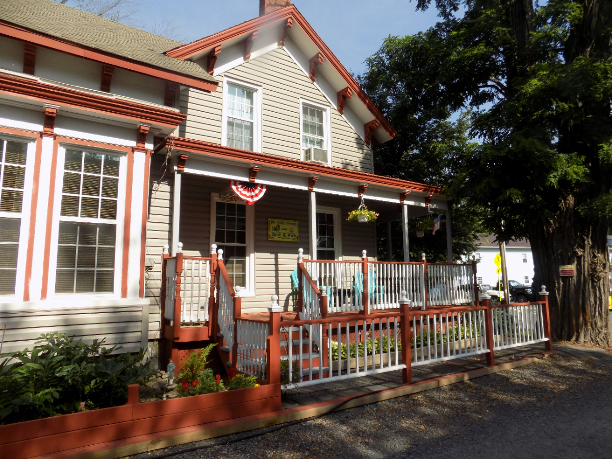 Be Jolly Bed & Pub - Photo 2