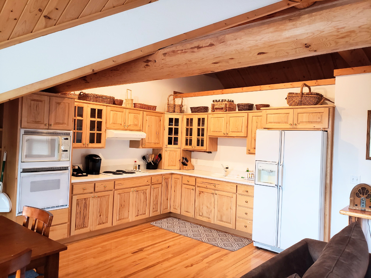 1BR/B Suite, Private Upstairs Apartment in Lodge