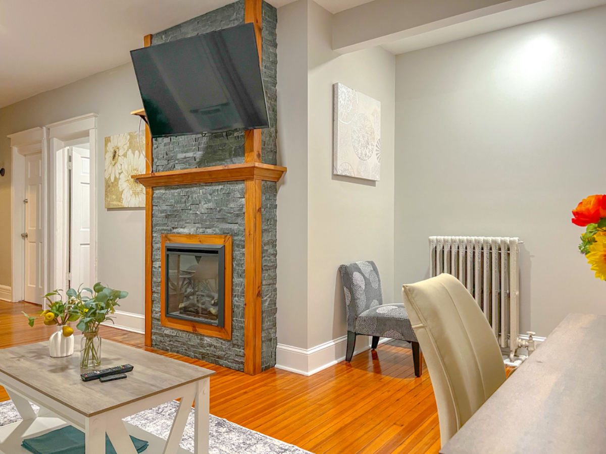 ''The Blue Home'' Private Bedrooms - Shared Bathroom/Living Room/Kitchen - .73 miles to Albany Med - Photo 1