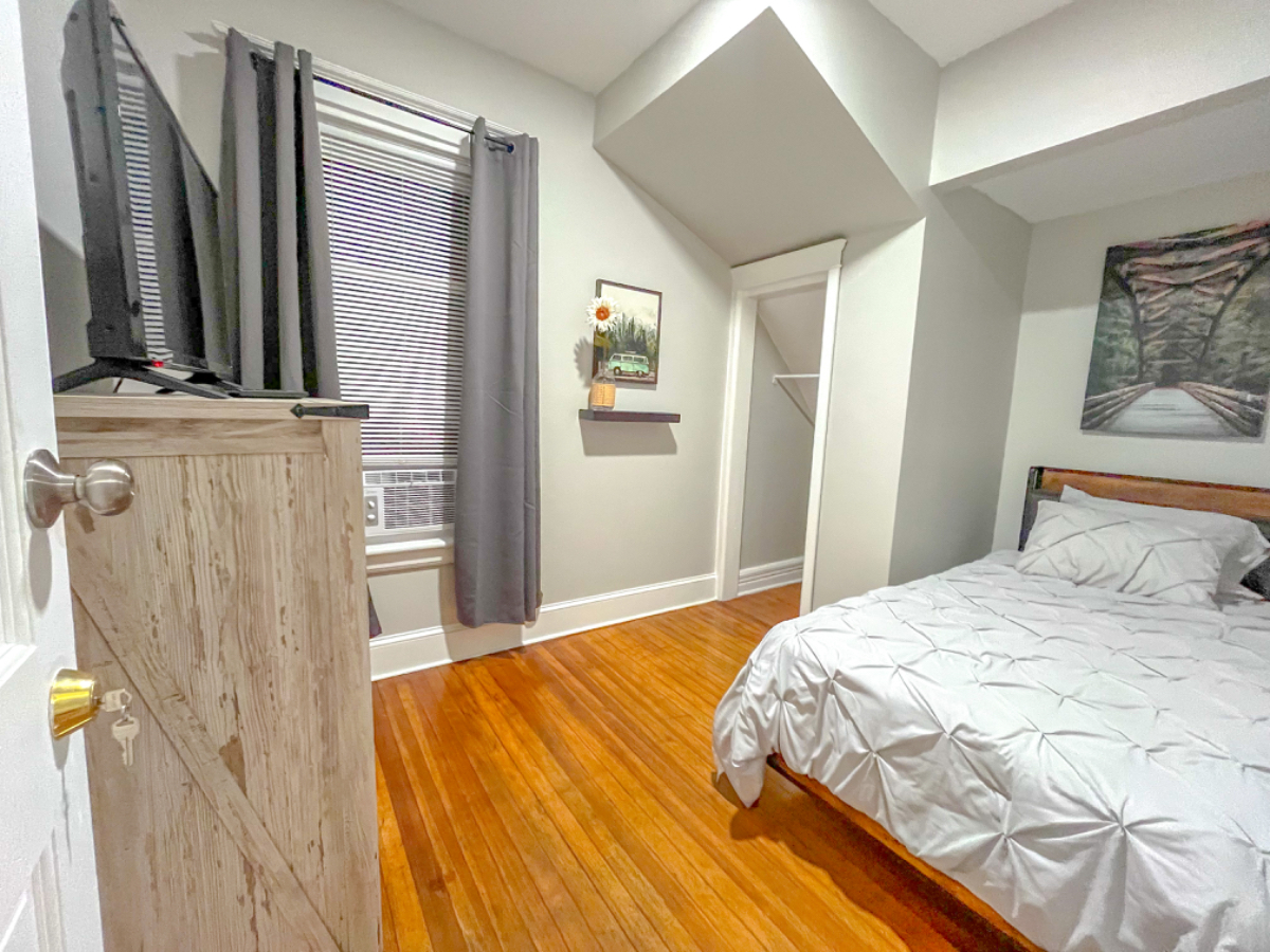 ''The Blue Home'' Private Bedrooms - Shared Bathroom/Living Room/Kitchen - .73 miles to Albany Med - Photo 4