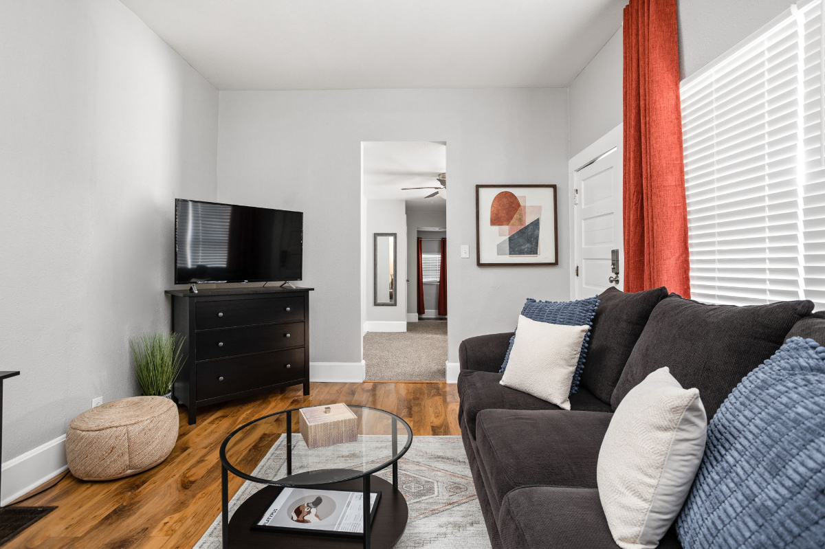 The Platypus - Spacious One Bedroom, Downtown
