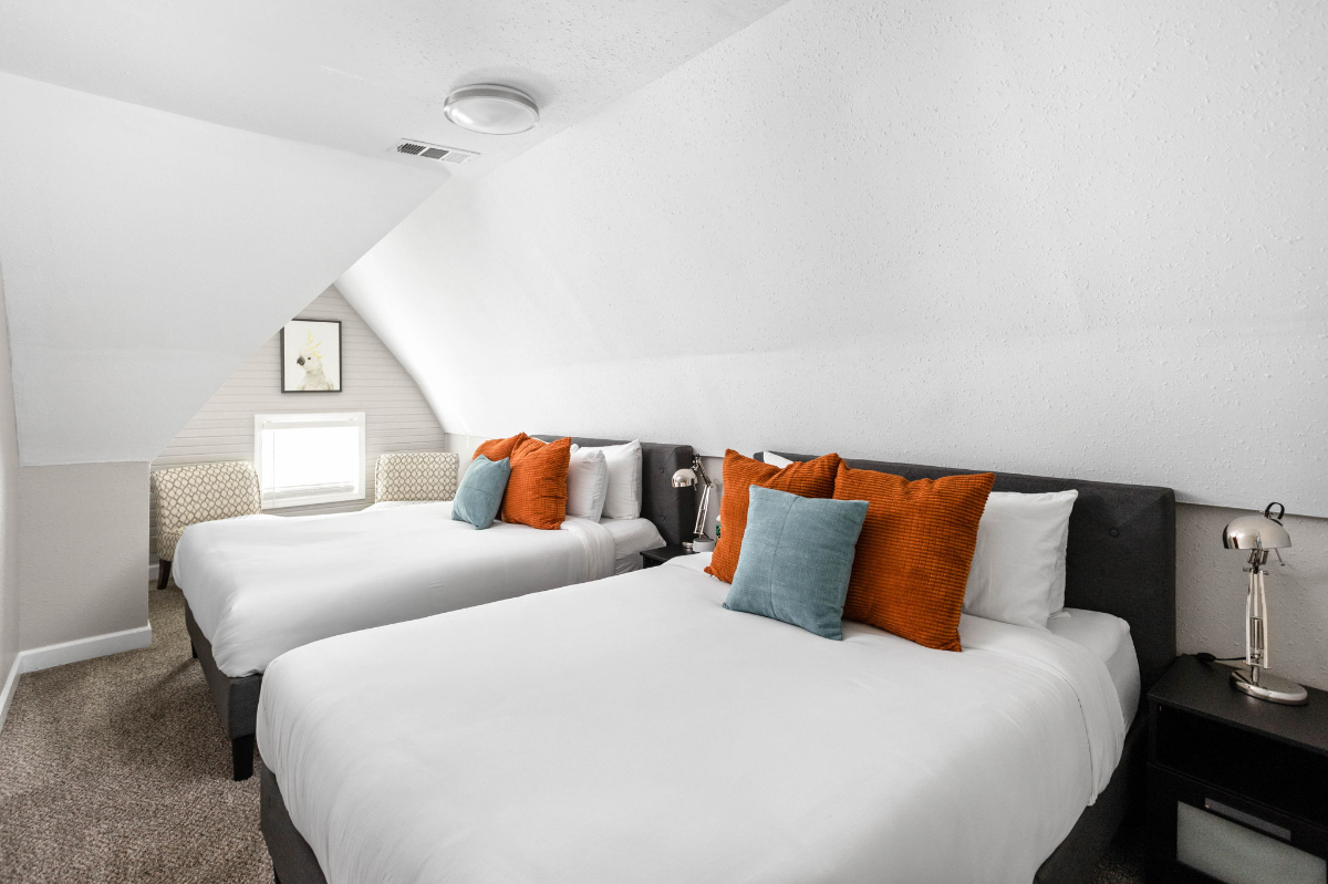 The Cockatoo - Spacious Apt, Two Queen Beds