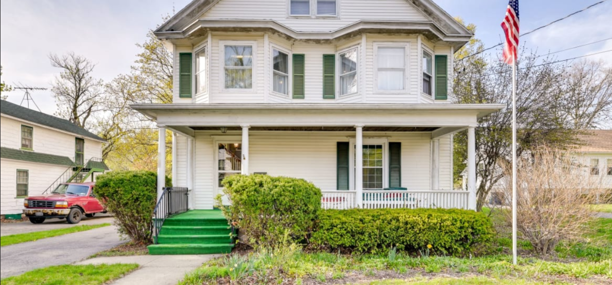Charming Pet-Friendly Single Family Home with Modern Comforts - Photo 1