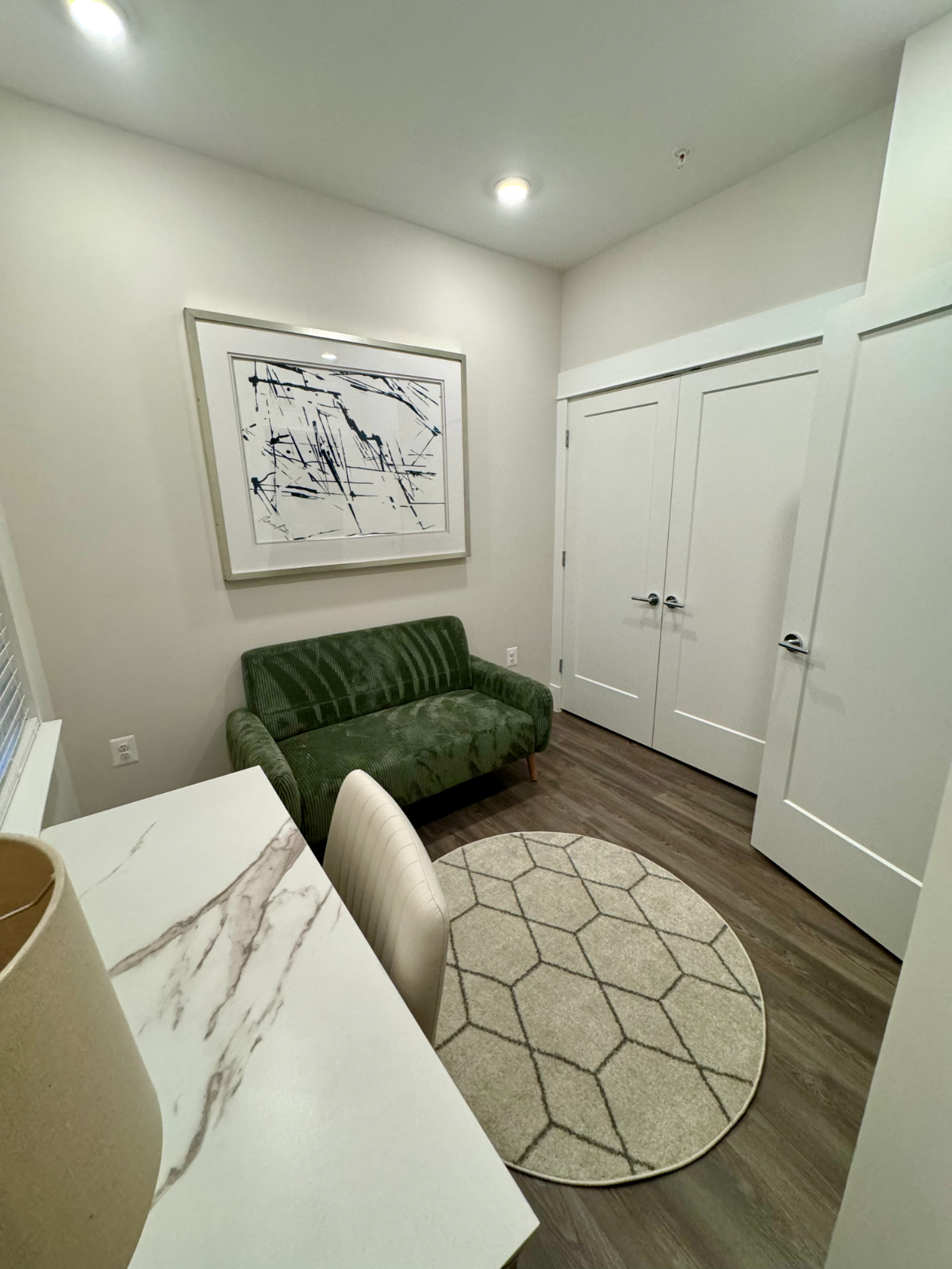 Sophisticated Urban Living Elegant 3-BR Townhouse with Gourmet Kitchen, Cozy Fireplace, and Panorami - Photo 12