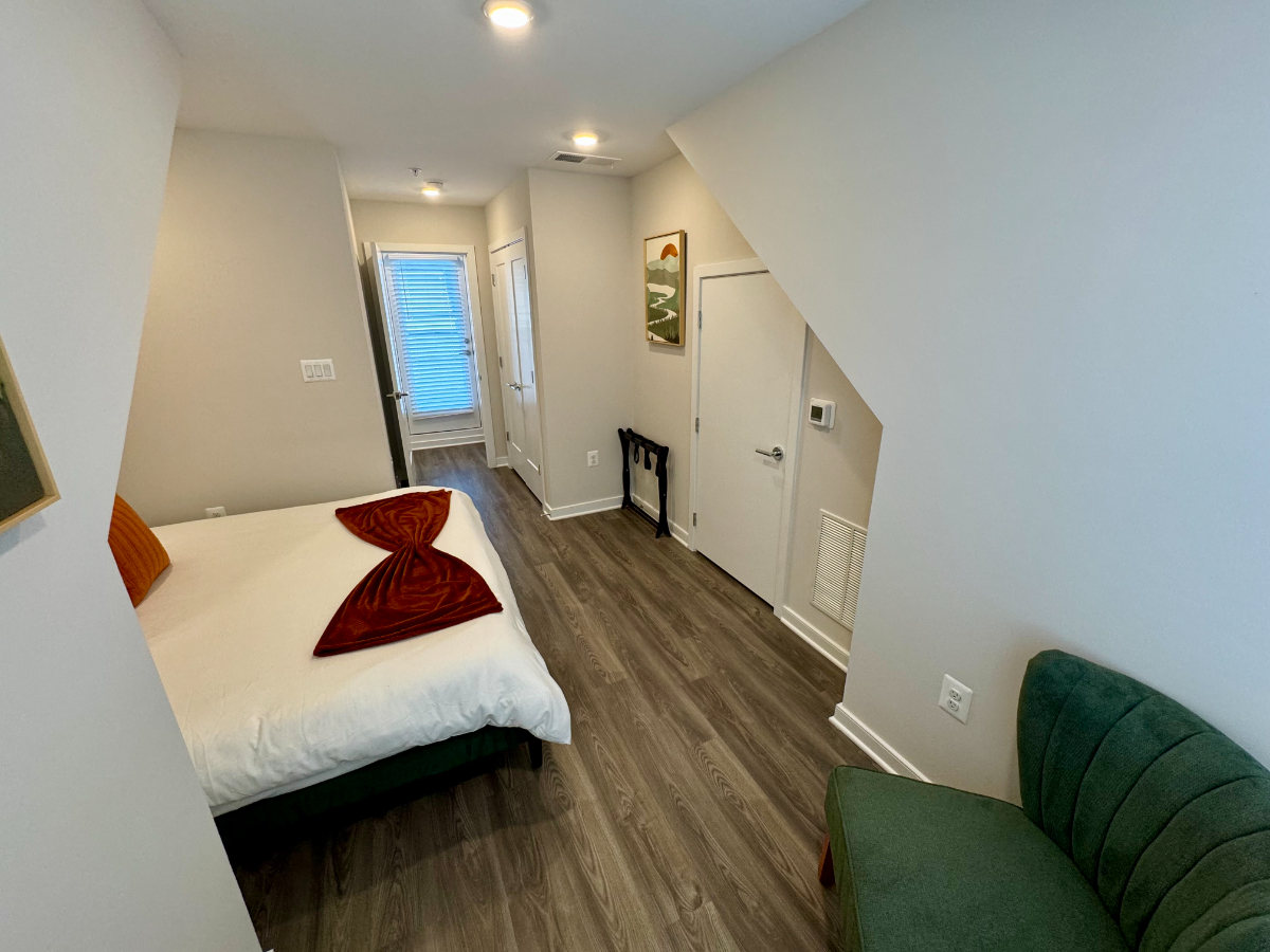Sophisticated Urban Living Elegant 3-BR Townhouse with Gourmet Kitchen, Cozy Fireplace, and Panorami - Photo 8