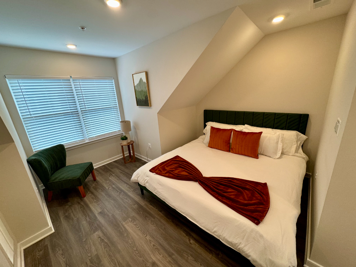 Sophisticated Urban Living Elegant 3-BR Townhouse with Gourmet Kitchen, Cozy Fireplace, and Panorami - Photo 6