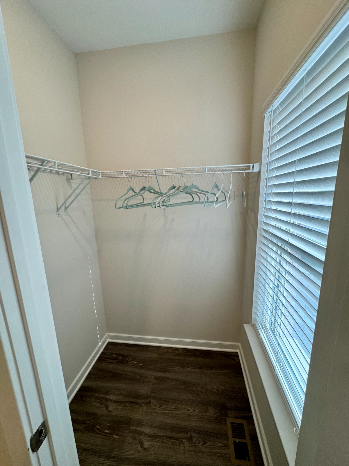 Sophisticated Urban Living Elegant 3-BR Townhouse with Gourmet Kitchen, Cozy Fireplace, and Panorami - Photo 11
