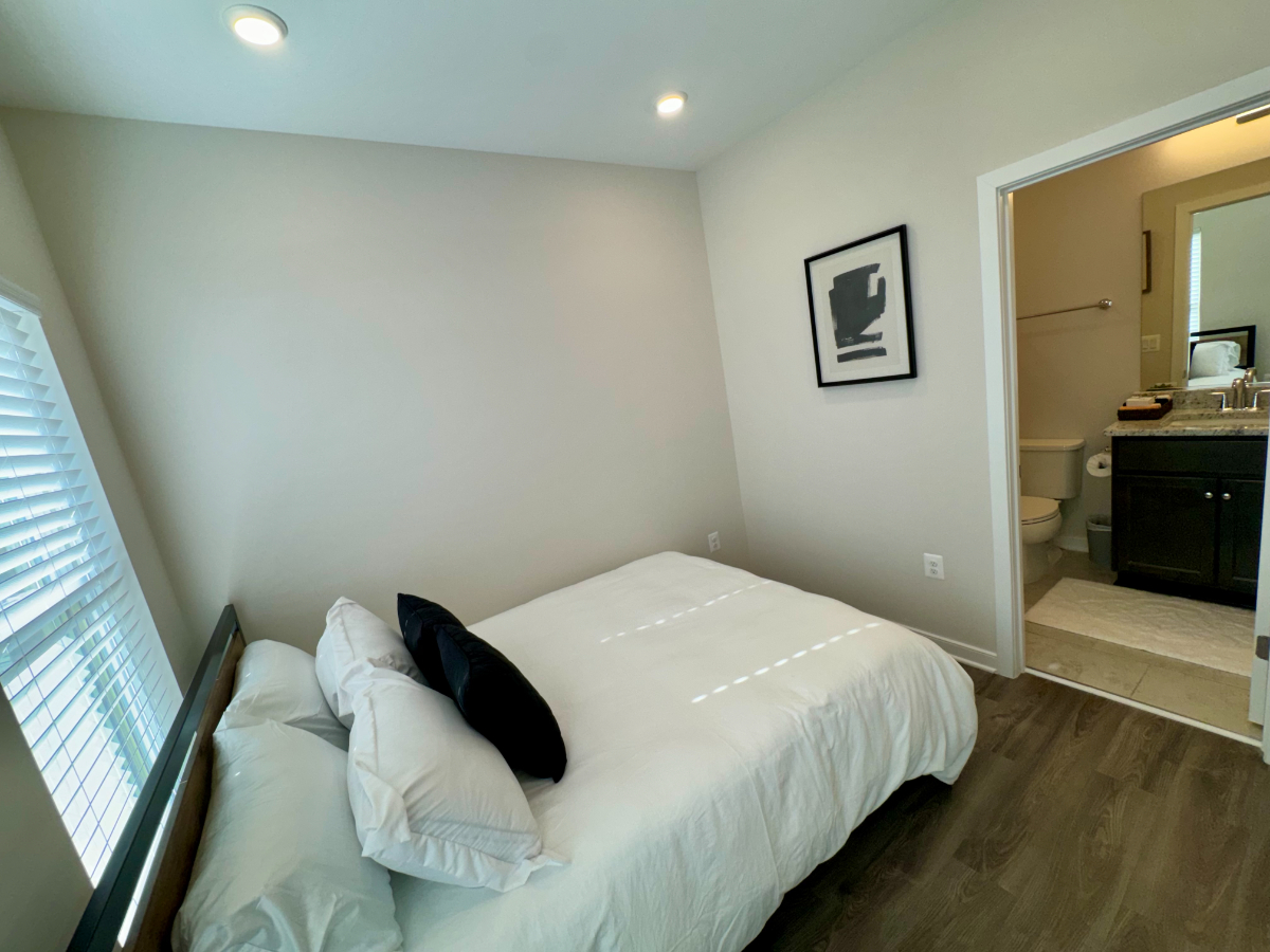 Sophisticated Urban Living Elegant 3-BR Townhouse with Gourmet Kitchen, Cozy Fireplace, and Panorami - Photo 10