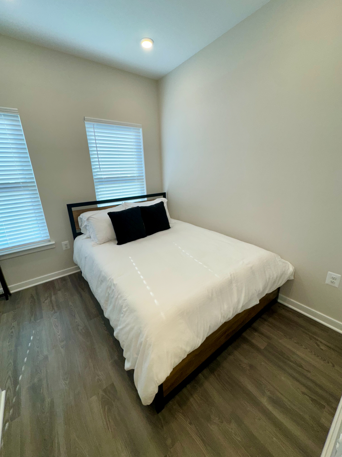 Sophisticated Urban Living Elegant 3-BR Townhouse with Gourmet Kitchen, Cozy Fireplace, and Panorami - Photo 9