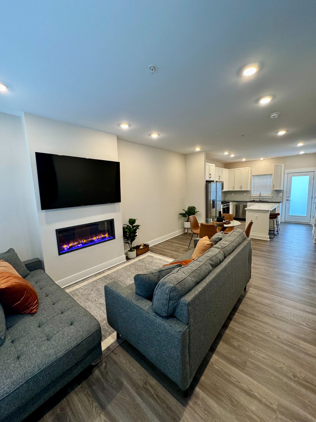 Sophisticated Urban Living Elegant 3-BR Townhouse with Gourmet Kitchen, Cozy Fireplace, and Panorami - Photo 2