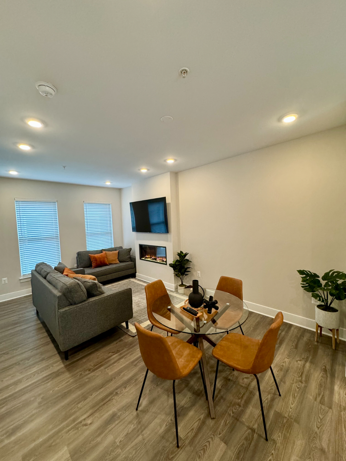 Sophisticated Urban Living Elegant 3-BR Townhouse with Gourmet Kitchen, Cozy Fireplace, and Panorami - Photo 3