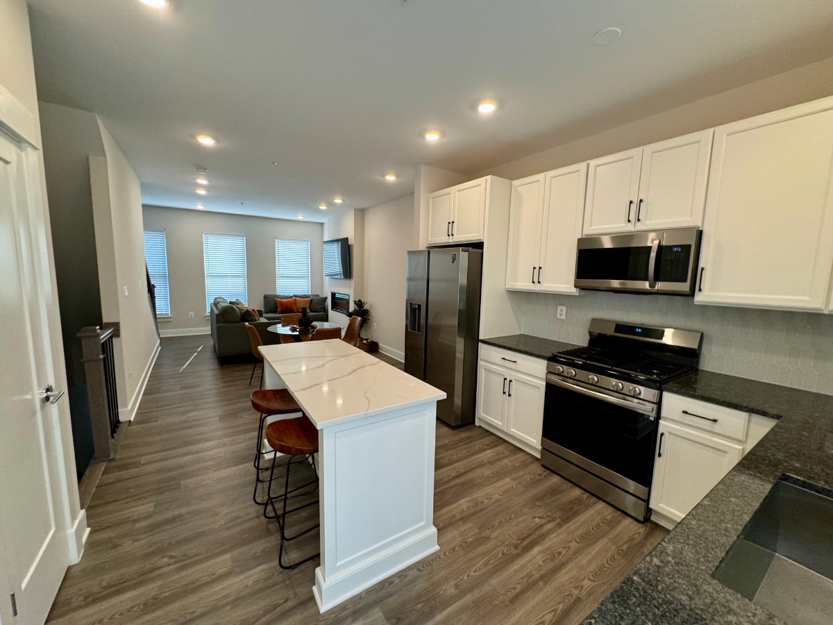 Sophisticated Urban Living Elegant 3-BR Townhouse with Gourmet Kitchen, Cozy Fireplace, and Panorami - Photo 4