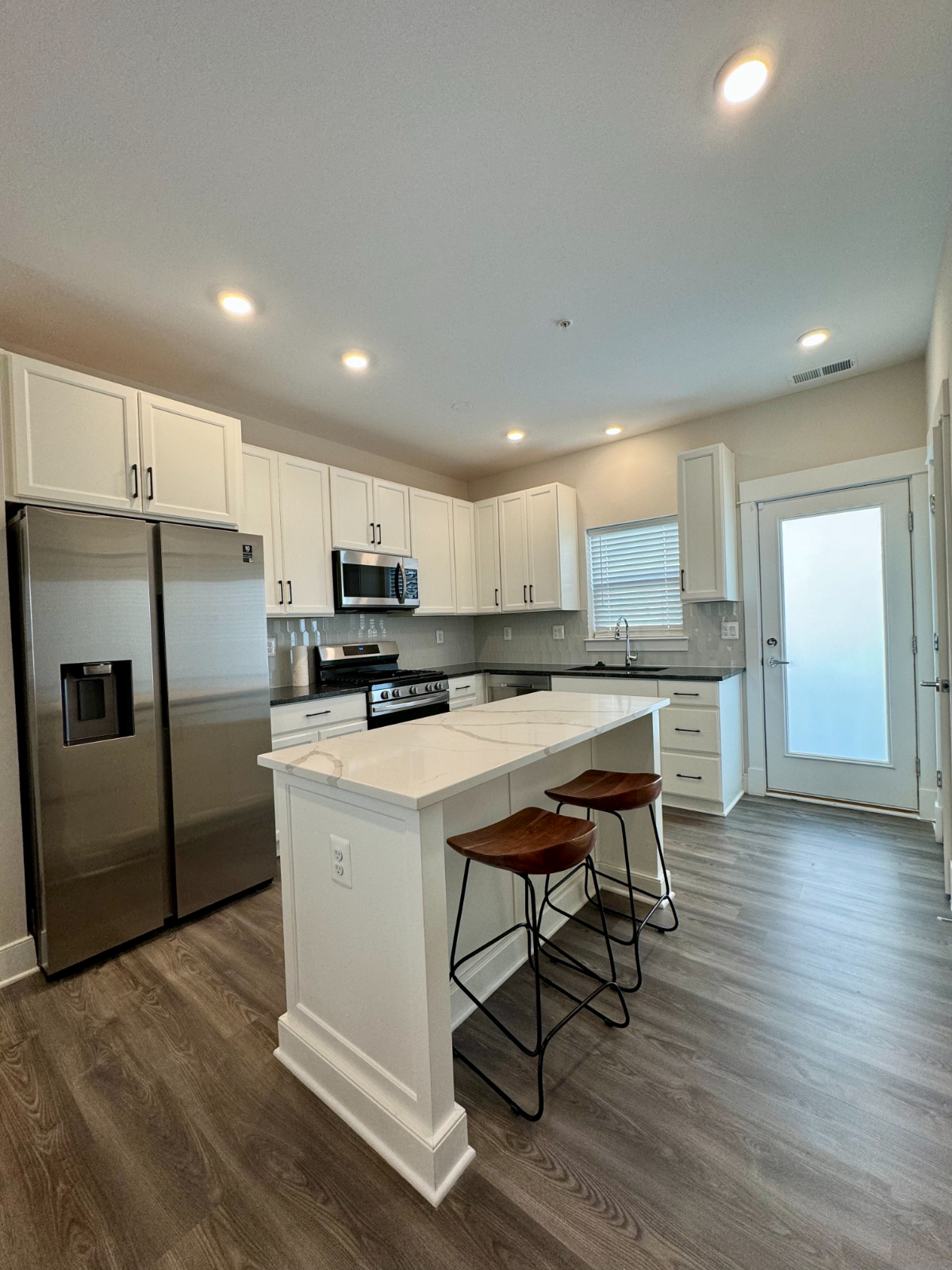 Sophisticated Urban Living Elegant 3-BR Townhouse with Gourmet Kitchen, Cozy Fireplace, and Panorami - Photo 5