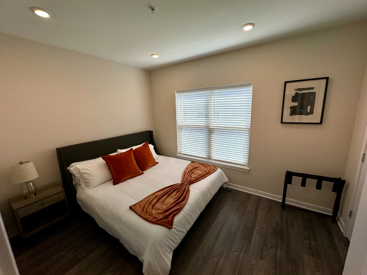 Sophisticated Urban Living Elegant 3-BR Townhouse with Gourmet Kitchen, Cozy Fireplace, and Panorami - Photo 7