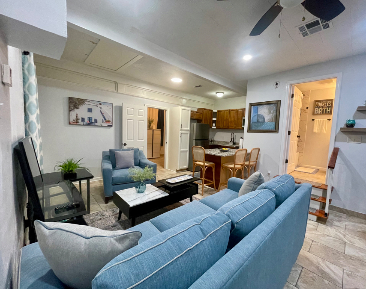 Charming Two Bedrooms Apartment by Downtown